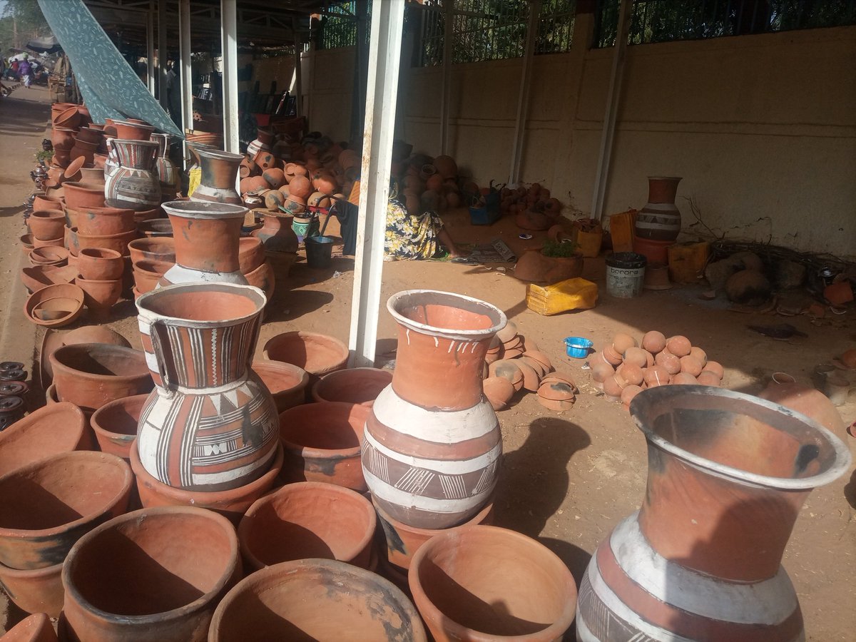 #Niger : La poterie, une tradition millénaire au Niger. Les artisans locaux créent des œuvres magnifiques avec des techniques ancestrales. Admirons et préservons ce patrimoine culturel unique ! 🇳🇪 #Niger #PoterieTraditionnelle #ArtisanatLocal