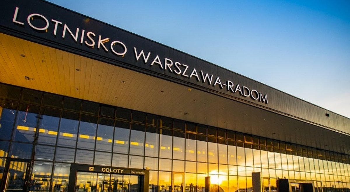 pr4sky's tweet photo. Do Radomia z Warszawy jest ca. 110 km, wie ktoś, dlaczego lotnisko w Radomiu nazywa się „Warszawa-Radom”?
#LotniskoAbsurdu https://t.co/U0KsXaz1y7