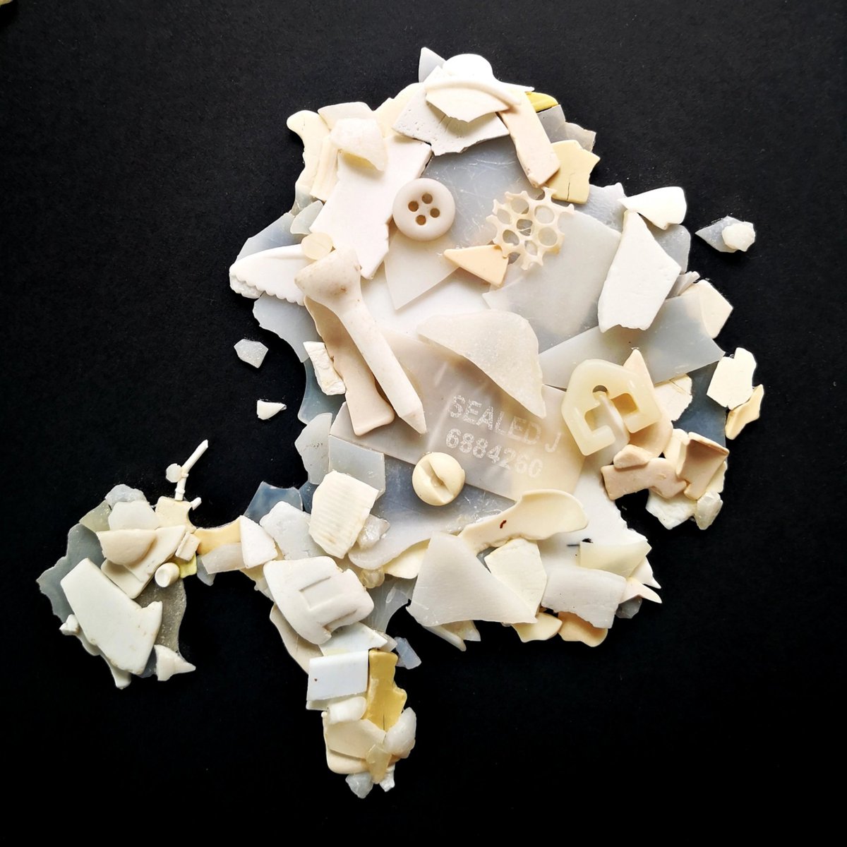 BareFoot_IOS's tweet image. The #BeachCombing has been a bit (@NextClothing) #Pants of late. As has the progress on #BeachCombed artwork-but that will hopefully change this weekend!
👣
Part of a map of #Scilly (in progress) created from white beach found #plastic
👣
122 pieces make up #StMarys

#IslandLife
