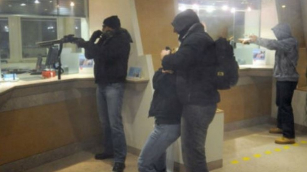 silupescu's tweet image. 1/3
Un'immagine inusuale vero?
E' solo per dire che la spaZZoperazja non ha nemmeno la "dignità" di guerra, è solo una rapina in banca finita male.
Una banda male in arnese tenta il colpo della vita, la rapina fallisce, metà banda muore e gli altri si barricano dentro
segue>>