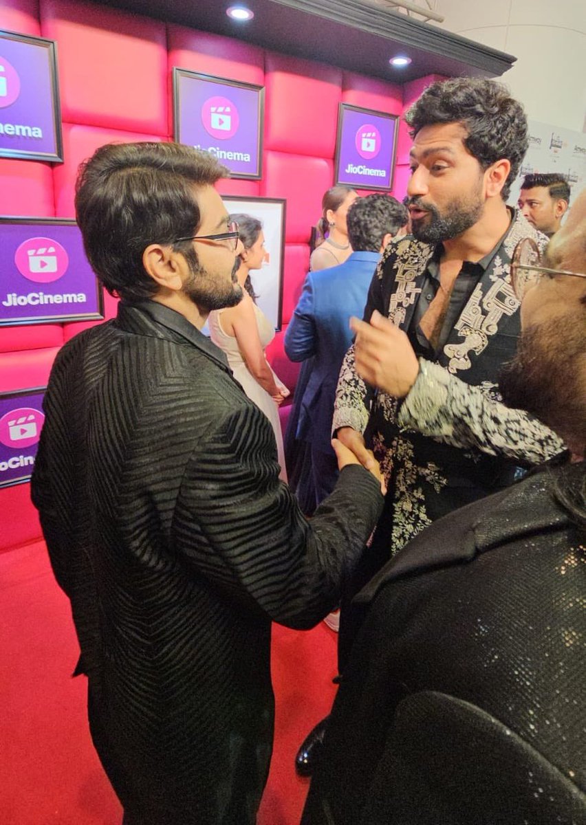 scrappinthrough's tweet image. I hope he told him that he loved Jubilee 🥹 He sure seems to be having a fan moment 🫶

#VickyKaushal with #ProsenjitChatterjee 🥹🖤