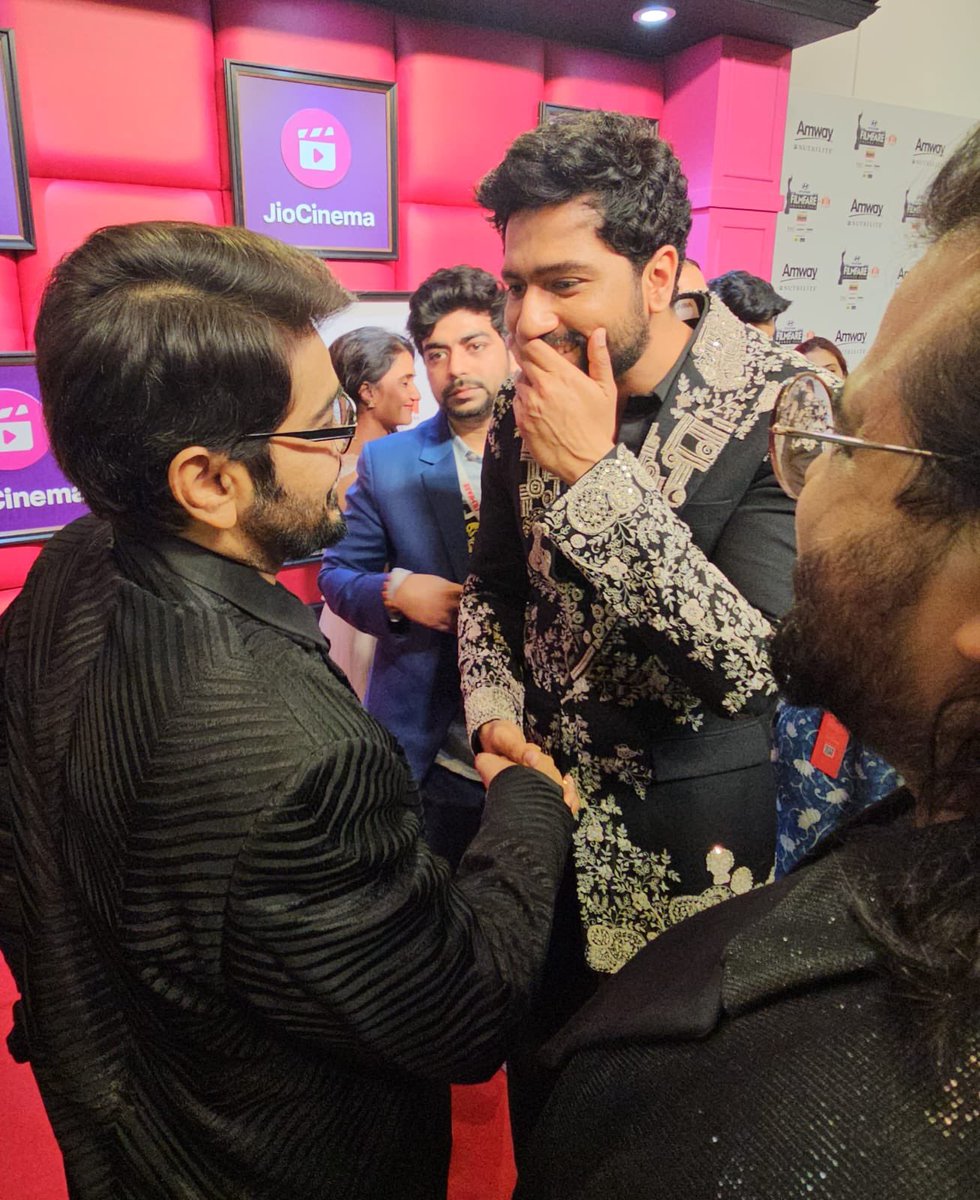 scrappinthrough's tweet image. I hope he told him that he loved Jubilee 🥹 He sure seems to be having a fan moment 🫶

#VickyKaushal with #ProsenjitChatterjee 🥹🖤