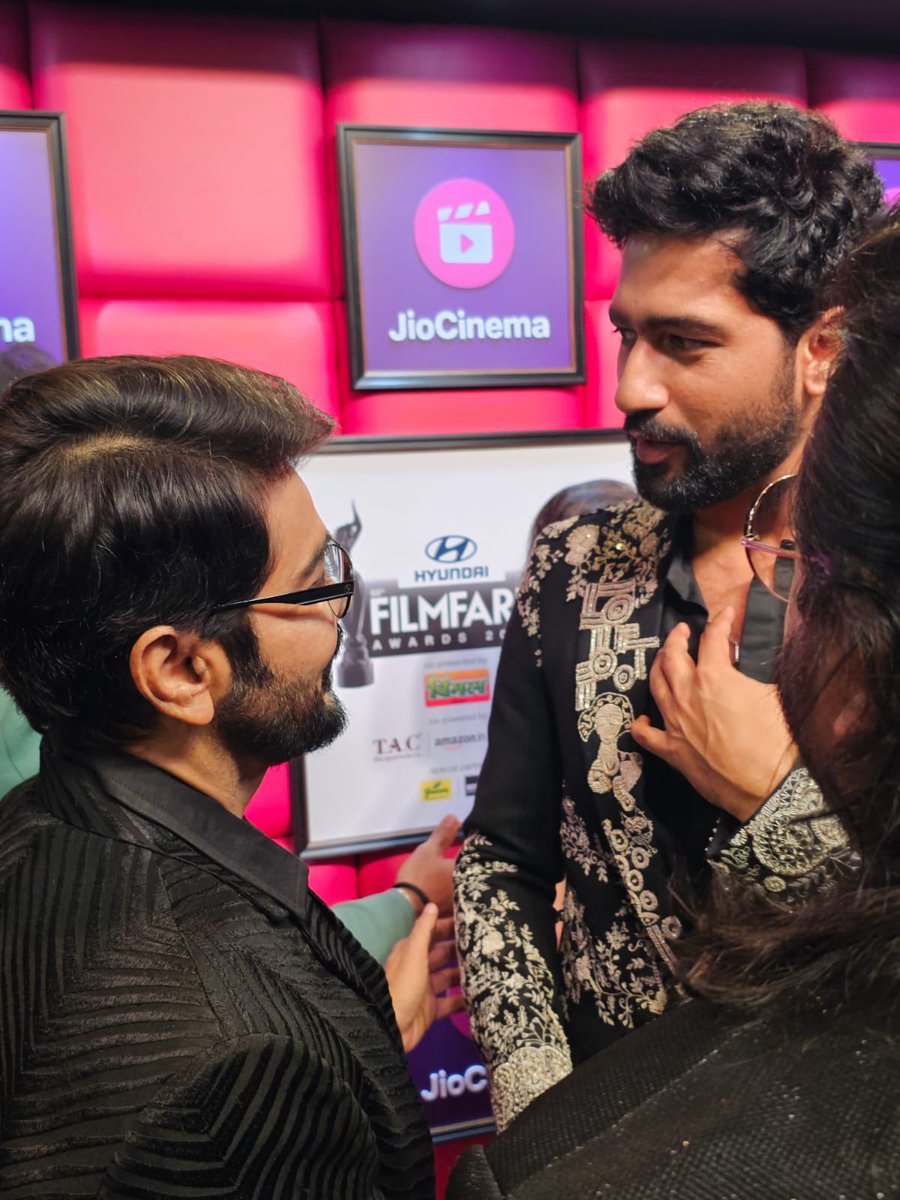 scrappinthrough's tweet image. I hope he told him that he loved Jubilee 🥹 He sure seems to be having a fan moment 🫶

#VickyKaushal with #ProsenjitChatterjee 🥹🖤