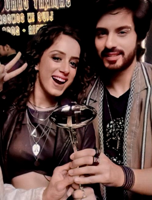 Hourly_AbrarGun's tweet photo. -- 27 April 2023 -- ✨️❤️🧿
Firsts are always special. To many more such wins! ✨️❤️
YHC WITH ABRARGUN
#FirstWinOfYHC
#YehHaiChahatein #RuSha #NayAt #AbrarGun https://t.co/hjjCCNopa1