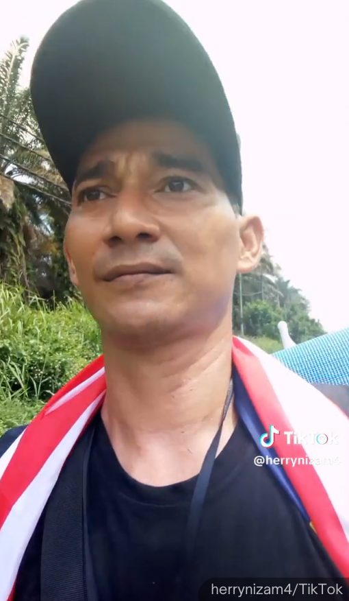 NewsBFM's tweet photo. 1. A Malaysian man has gone viral on TikTok for attempting to travel on foot from Malaysia to Mecca.

Herry Nizam began his journey earlier this week from Bidor, Perak.

He is expected to travel 10,160km, on a journey that will take 84 days and 10 hours. https://t.co/GJOw8f7ldd
