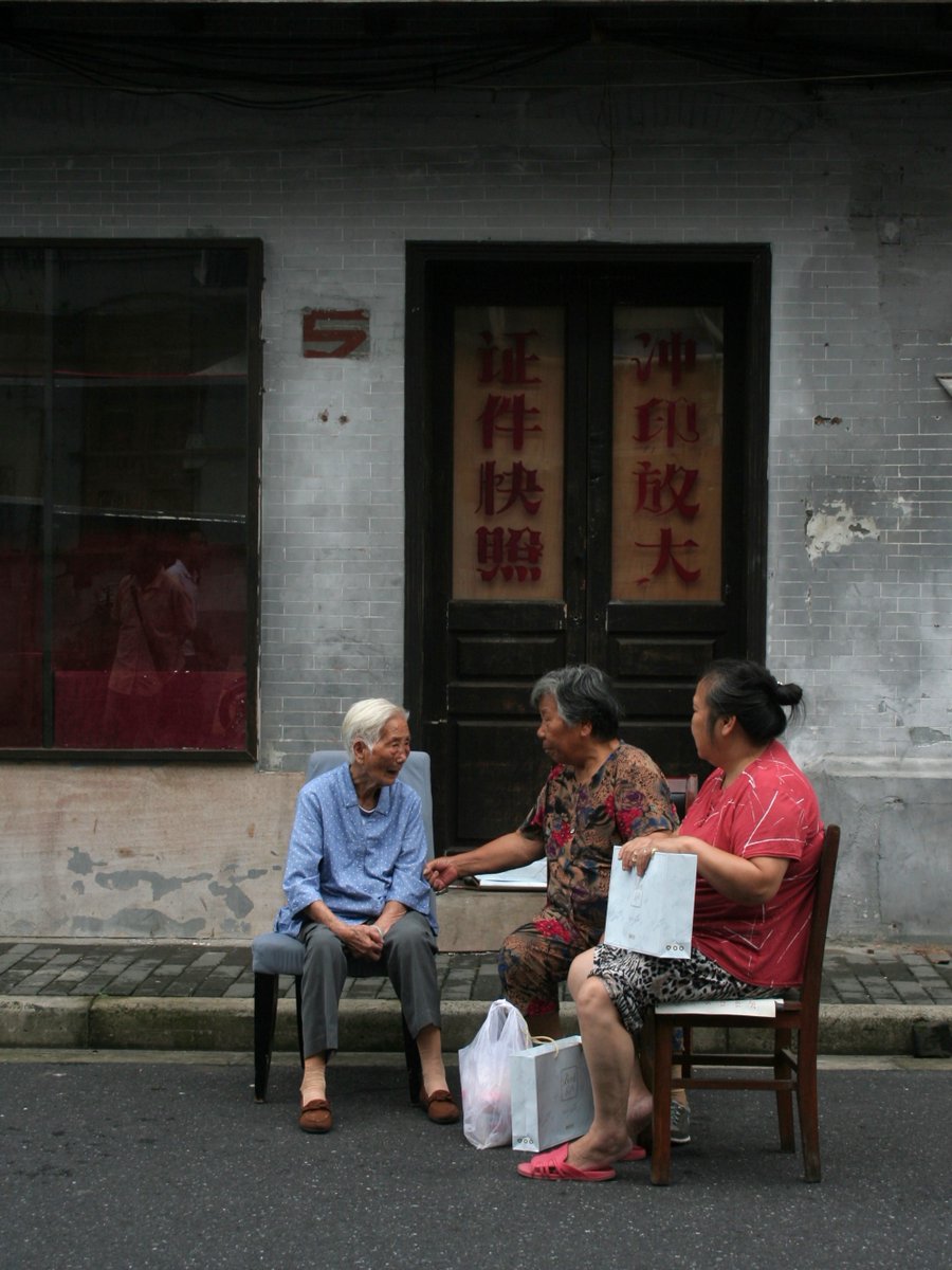 mpaganels's tweet photo. China's Aging Crisis: 400 Million Elderly People to Care for by 2040!
I want to share with you these captivating #portrait I shot in Shanghai, offering a unique perspective on this challenges facing China's aging population!
#Shanghai, 2018 
#canon #streetphotography https://t.co/NZudDO5EdG