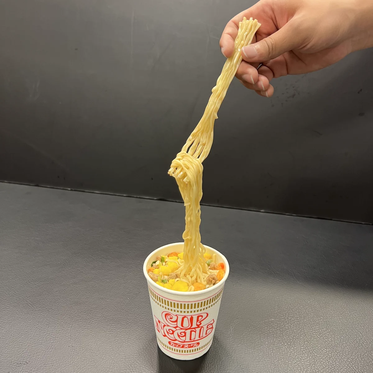 手掴みでカップヌードル食べてない？ってなる『カップヌードル麺型フォーク』！