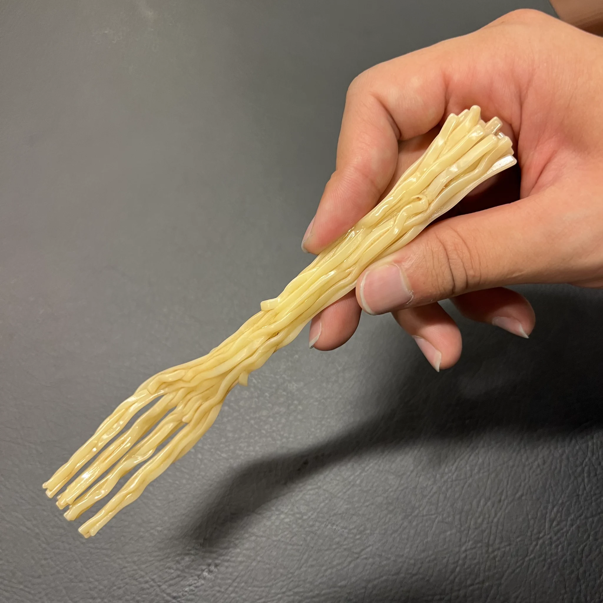 手掴みでカップヌードル食べてない？ってなる『カップヌードル麺型フォーク』！