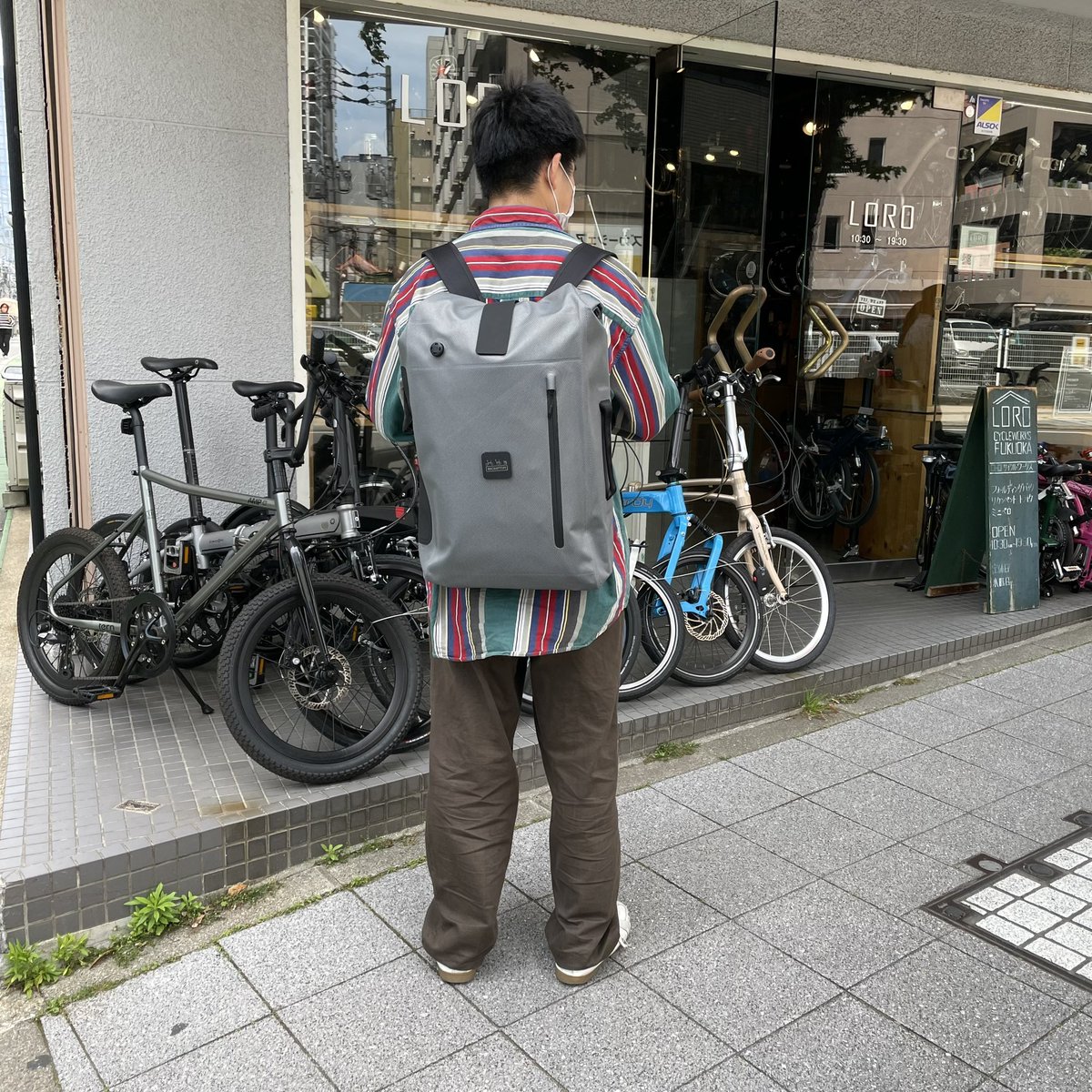 LOROFUKUOKA's tweet image. BROMPTONのWaterproofシリーズに新バッグ
バックパックタイプで17L大きすぎず小さすぎずな一品！
ロゴの向きが変えられるようになっているので縦横どちらでも
BROMPTONの文字が読めるようになっています
詳しくはブログで
loro-fukuoka.blog.jp/archives/19305…

#brompton #bromptonbicycle #bromptonlife