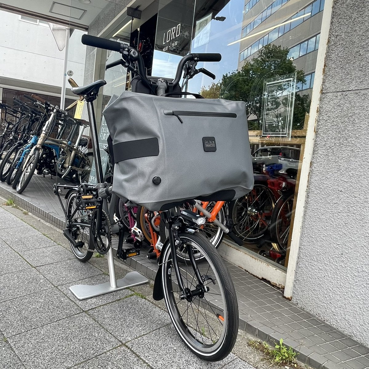 LOROFUKUOKA's tweet image. BROMPTONのWaterproofシリーズに新バッグ
バックパックタイプで17L大きすぎず小さすぎずな一品！
ロゴの向きが変えられるようになっているので縦横どちらでも
BROMPTONの文字が読めるようになっています
詳しくはブログで
loro-fukuoka.blog.jp/archives/19305…

#brompton #bromptonbicycle #bromptonlife