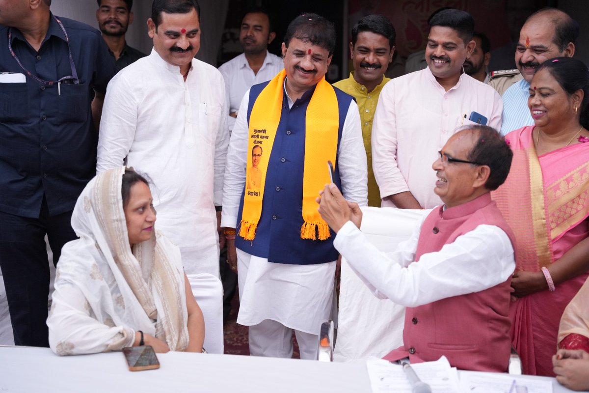 JansamparkMP's tweet photo. मुख्यमंत्री श्री @ChouhanShivraj ने भोपाल के टीला जमालपुरा क्षेत्र में 'लाड़ली बहना योजना' की आवेदन प्रक्रिया के लिए आयोजित शिविर का निरीक्षण किया एवं लाड़ली बहनों का पंजीयन कर, उन्हें शुभकामनाएं दीं।

#मुख्यमंत्री_लाड़ली_बहना_योजना 
#ShivrajKiLadliBehna 
#JansamparkMP https://t.co/qBB59kOD3R