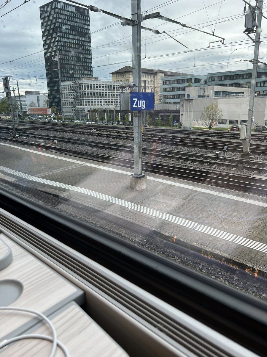 therealcholi's tweet photo. Foto aus (dem) Zug. Hihi. #cholisTrainLife https://t.co/BmmSSKZMnN