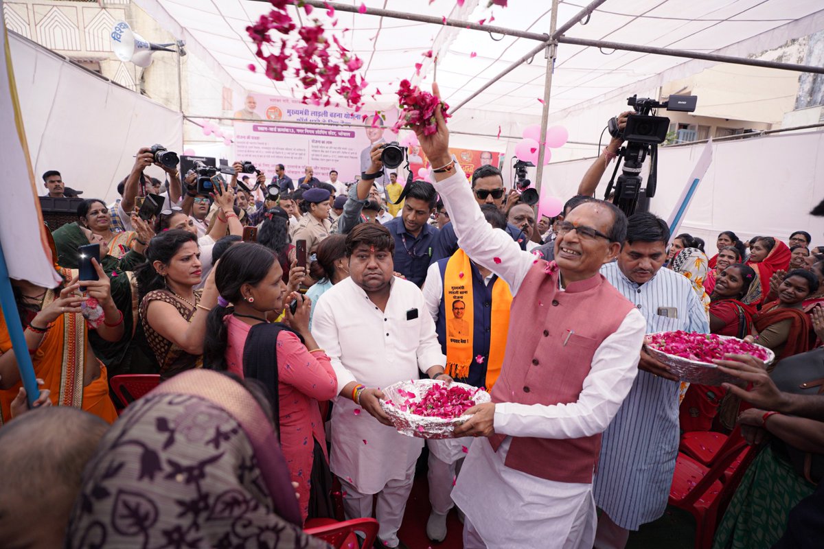 JansamparkMP's tweet photo. मुख्यमंत्री श्री @ChouhanShivraj ने भोपाल के टीला जमालपुरा क्षेत्र में 'लाड़ली बहना योजना' की आवेदन प्रक्रिया के लिए आयोजित शिविर का निरीक्षण किया एवं लाड़ली बहनों का पंजीयन कर, उन्हें शुभकामनाएं दीं।

#मुख्यमंत्री_लाड़ली_बहना_योजना 
#ShivrajKiLadliBehna 
#JansamparkMP https://t.co/qBB59kOD3R