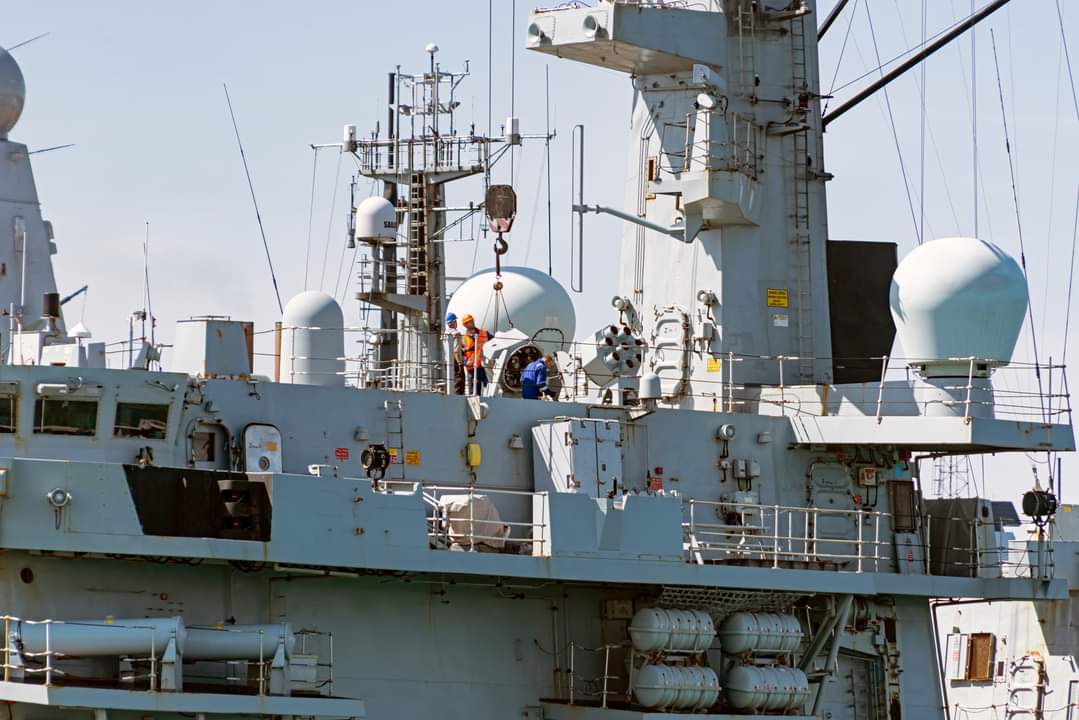 AWenham1's tweet photo. Montrose - seen one day apart with kit starting to dissappear @WarshipCam @WarshipsIFR @warshipworld @RoyalNavy @khmportsmouth @HMNBPortsmouth @NavyLookout @ThingsNavy @HMSMontrose #HMSMontrose #Type23frigate https://t.co/WQfdHgpBOX
