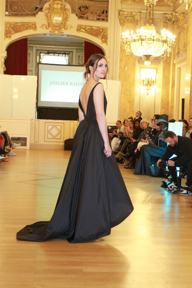 ModeCaf's tweet photo. Café de la mode spéciale mode plus
PARIS Fashion runway show 2023
Montmartre célèbre la Femme
Spring summer collection 2023
PHOTO CERDIT STUDIO0610 Café de la mode https://t.co/E5p66JyA3j
 #mirabelleparis
#defiledemode #montmartre
#republiquedemontmartre
Photo crédit Alex Gom STUDIO0610
27 04 2023