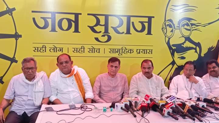 deepakkr_thakur's tweet photo. आज जनसुराज कार्यालय, पटना में सारण शिक्षक निर्वाचन क्षेत्र से नवनिर्वाचित विधान पार्षद @afaqueNphs जी के साथ सारण MLC @sachchirai एवं अन्य #जन_सुराजी संयुक्त रूप से प्रेस कॉन्फ्रेंस को संबोधित करते हुए।
#JanSuraaj #Bihar https://t.co/6ySFs9KgnK
