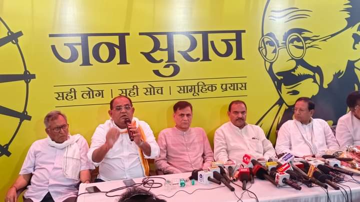 deepakkr_thakur's tweet photo. आज जनसुराज कार्यालय, पटना में सारण शिक्षक निर्वाचन क्षेत्र से नवनिर्वाचित विधान पार्षद @afaqueNphs जी के साथ सारण MLC @sachchirai एवं अन्य #जन_सुराजी संयुक्त रूप से प्रेस कॉन्फ्रेंस को संबोधित करते हुए।
#JanSuraaj #Bihar https://t.co/6ySFs9KgnK