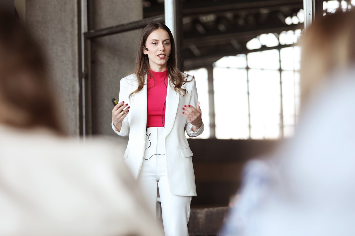 ICKosovo's tweet image. Super Enxhi Zogaj dhe tregimi i DigIT Consulting GmbH për komunitetin e #VAJZATNËTIK23 @gitkosovo.📍Pallati i Rinisë përplot të rinj dje. Prezantim frymëzues i Enxhit dhe shtytje për vajzat e reja që të përfshihen në fushën e TIK, ku mundësitë janë të shumta.