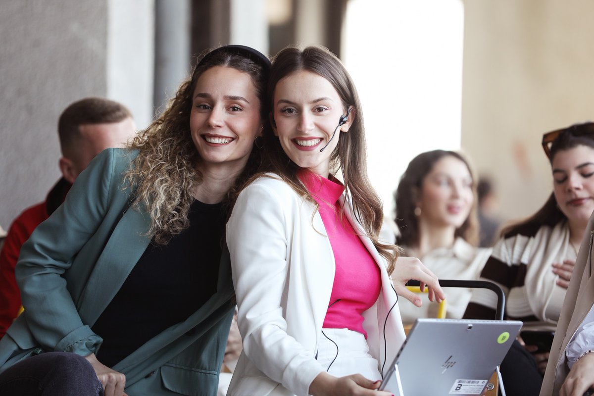 ICKosovo's tweet image. Super Enxhi Zogaj dhe tregimi i DigIT Consulting GmbH për komunitetin e #VAJZATNËTIK23 @gitkosovo.📍Pallati i Rinisë përplot të rinj dje. Prezantim frymëzues i Enxhit dhe shtytje për vajzat e reja që të përfshihen në fushën e TIK, ku mundësitë janë të shumta.