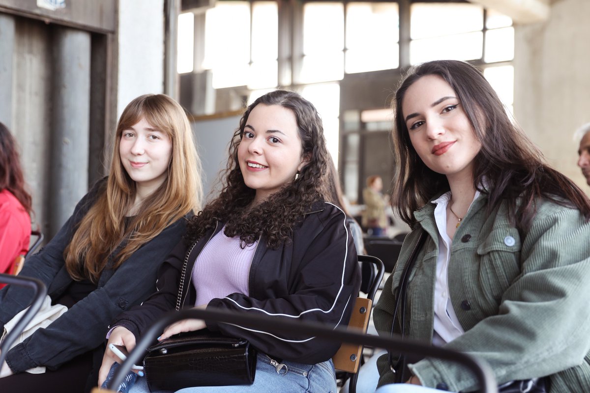 ICKosovo's tweet image. Super Enxhi Zogaj dhe tregimi i DigIT Consulting GmbH për komunitetin e #VAJZATNËTIK23 @gitkosovo.📍Pallati i Rinisë përplot të rinj dje. Prezantim frymëzues i Enxhit dhe shtytje për vajzat e reja që të përfshihen në fushën e TIK, ku mundësitë janë të shumta.