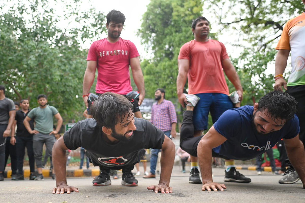 htTweets's tweet photo. Indian Wrestler #BajrangPunia, along with other #wrestlers, practices during their ongoing protest against the president of wrestling Federation of India at Jantar Mantar 

 📷 @sanchit2294 / HT https://t.co/DVGqAtl4Ka