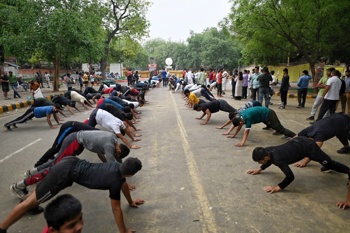 htTweets's tweet photo. Indian Wrestler #BajrangPunia, along with other #wrestlers, practices during their ongoing protest against the president of wrestling Federation of India at Jantar Mantar 

 📷 @sanchit2294 / HT https://t.co/DVGqAtl4Ka