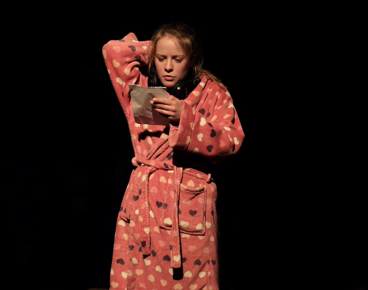 productions_her's tweet photo. HOPE IS A THING WITH FEATHERS
🪶 

Hope is a thing with feathers, what does Hope look like when you’r skint, scared, lonely and fucking up royally?

Written by @AlexTKeelan 
Directed by @ItsAmyGavin 
Starring @LeahEddleston9 

3/6 https://t.co/IKUlNvHUlJ