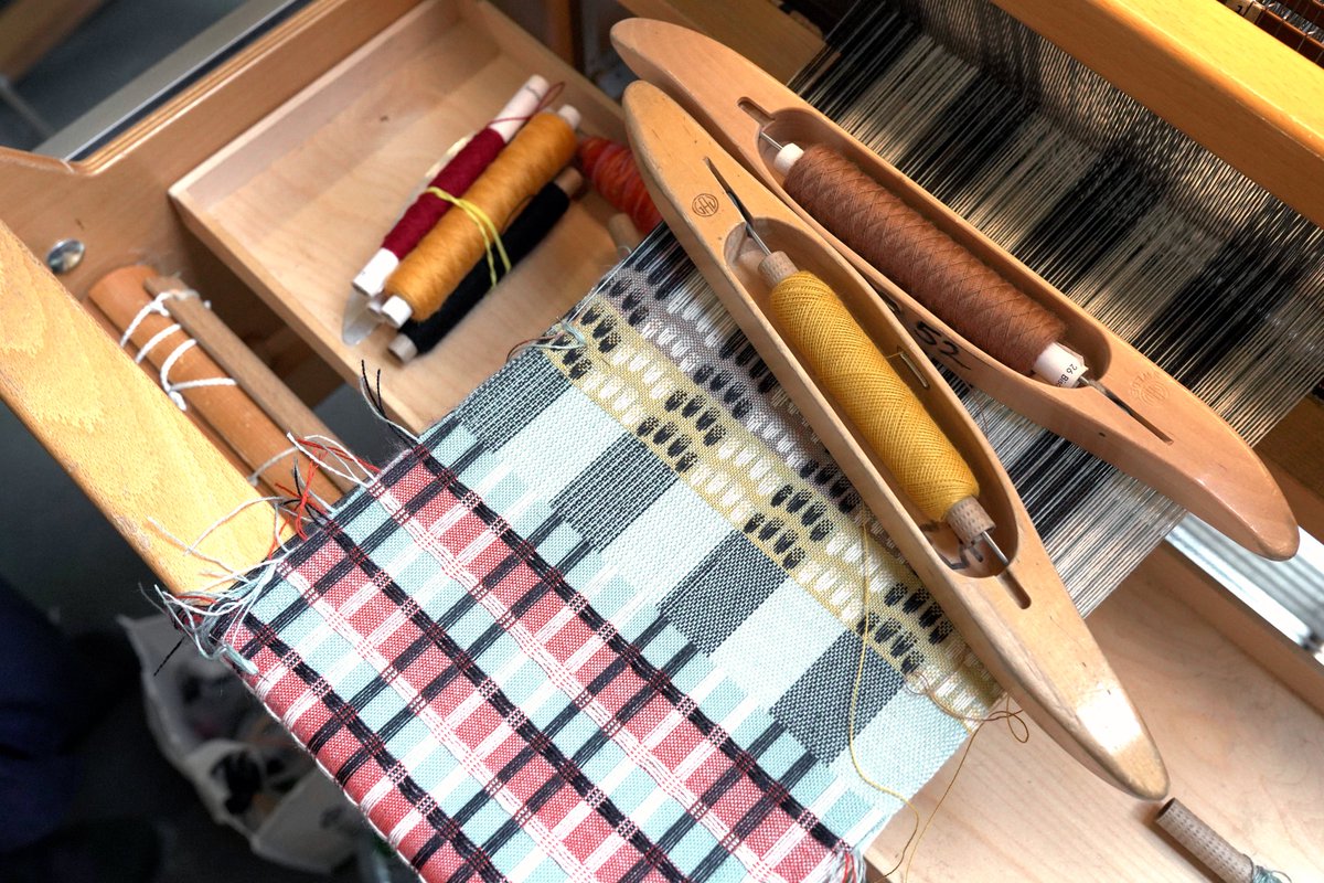 BritishArts's tweet image. 'LEAD From the Heart' window exhibition📍Central St Martins, until 15 May➡️bit.ly/3oQdraM

🧶Women weavers in Jaipur (India) and UK students exchanged design insights, shared technical expertise and personal stories. Part of our #CraftingFutures and India/UK programmes.