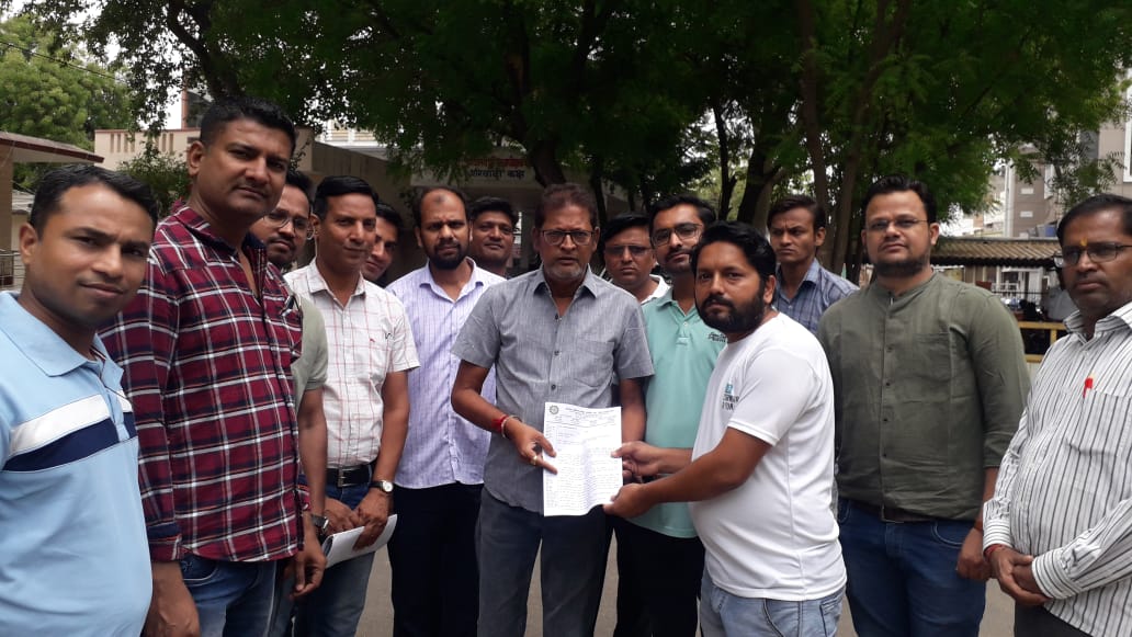 कांग्रेस के वरिष्ठ नेता एवम पूर्व सभापति श्रीमान प्रदीप जी हिंगड़  को आज आईटी यूनियन पाली द्वारा माननीय मुख्यमंत्री के नाम 11 सूत्री मांगो को लेकर ज्ञापन सौंपा गया। उनके द्वारा त्वरित संज्ञान लेते हुए श्री कुलदीप रांका प्रमुख शासन सचिव मुख्यमंत्री कार्यालय को प्रेषित किया गया