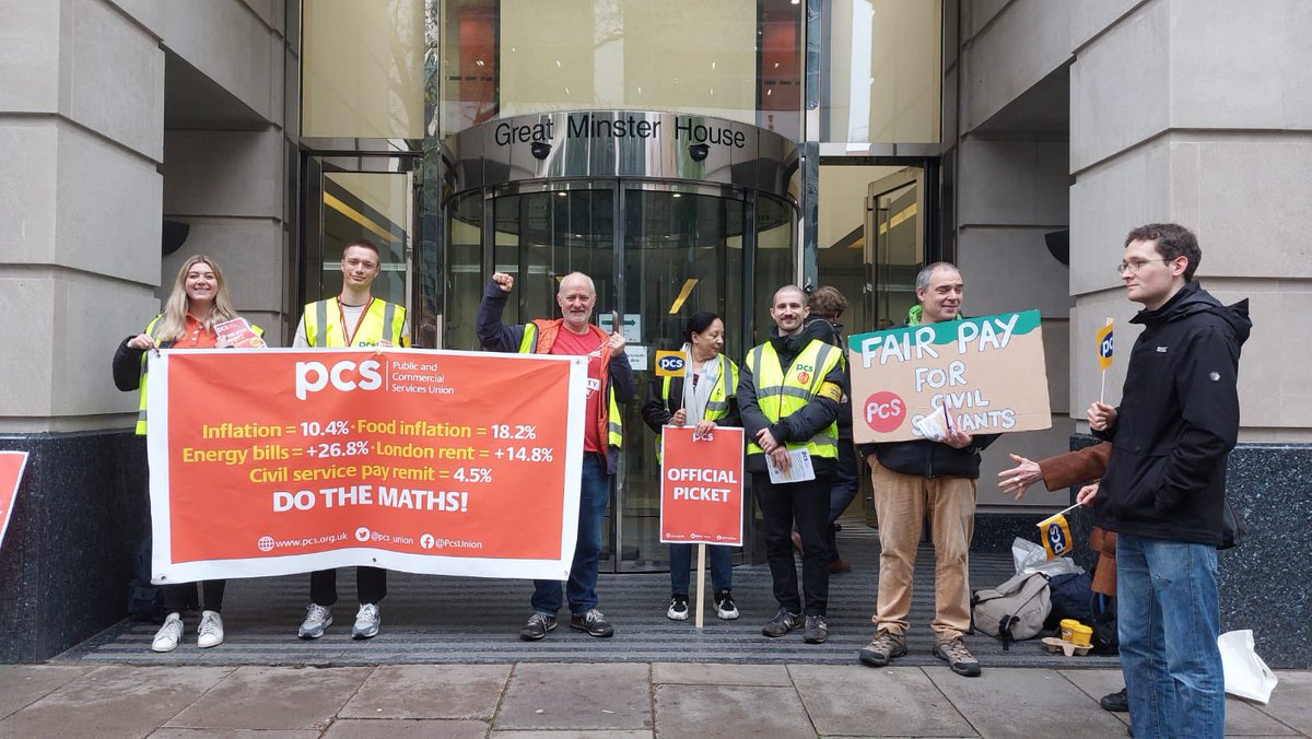 Picket Line at Department for Transport 

#PCSonstrike #BlameTheGovt #Solidarity <a href="/pcs_union/">PCS Union (pcs.org.uk)</a>  <a href="/pcs_dft/">PCS DfT</a>