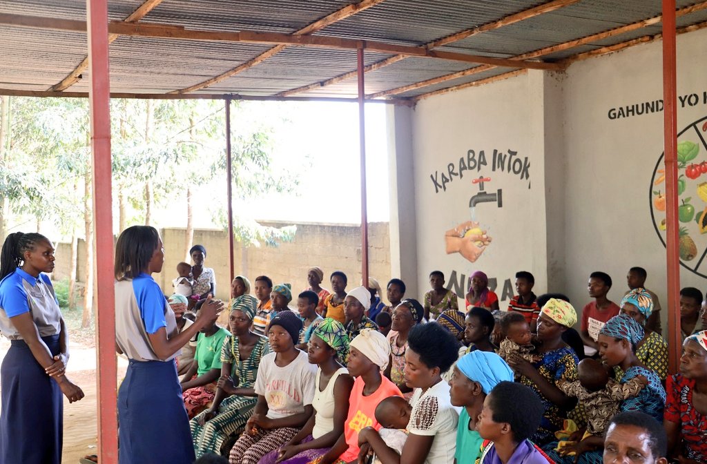 GSF_RC's tweet photo. Babifashijwemo n'ishami rishinzwe iterambere ry'umuryango muri GSF #FamilyTransformation, kuri ubu abagenerwabikorwa bose bibumbiye mu matsinda barimo guhugurwa, bahabwa inyigisho zibafasha kwiteza imbere no kuzamura imibereho y'imiryango yabo. https://t.co/eVvZf5HjLR