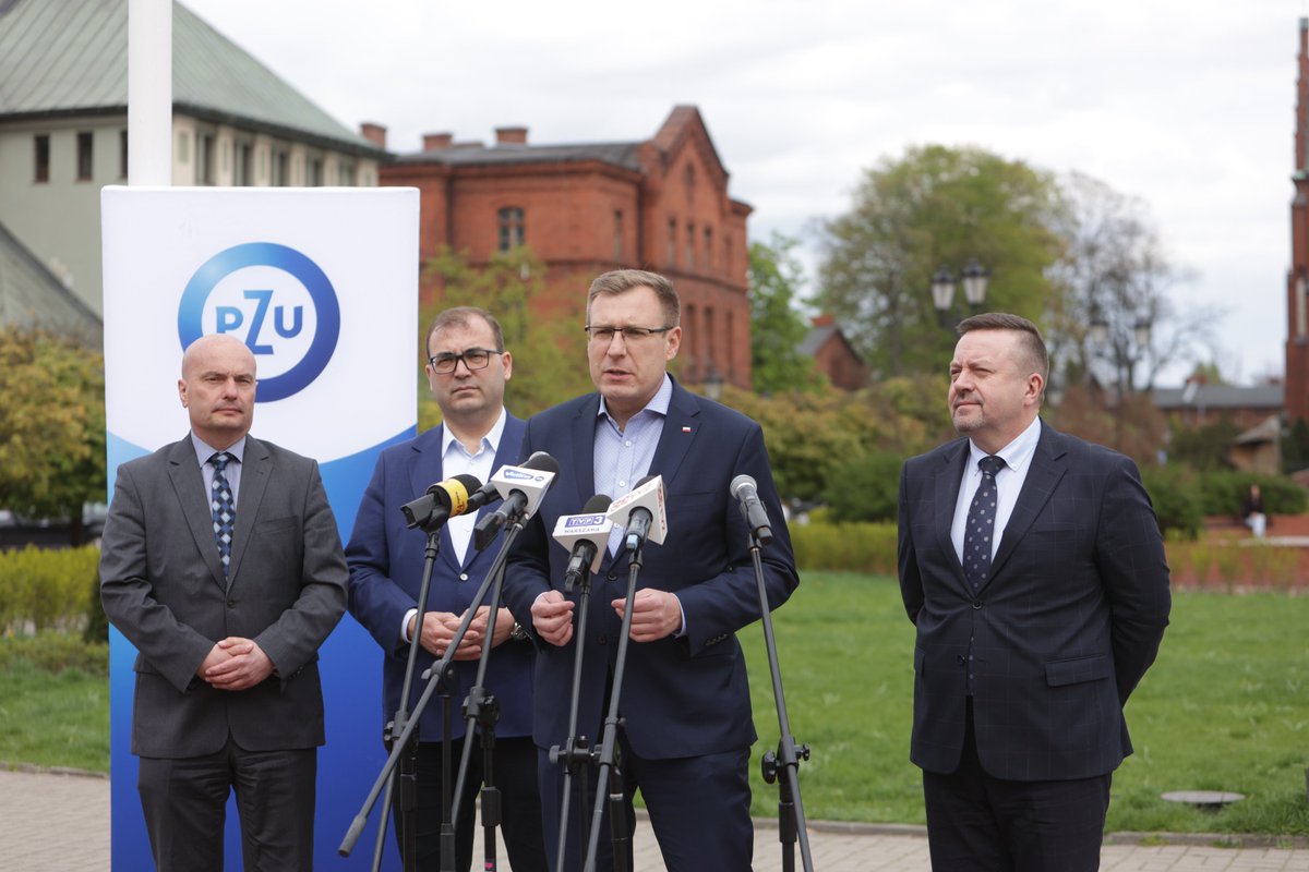 MAPGOVPL's tweet photo. ❗️#SpołecznieWażne 👉#ZdroweŻycie
W weekend Mobilna Strefa Zdrowia zawita do #Żyrardów. Z tej okazji wiceminister @malecki_m i prezes #PZUZdrowie @ACJaworski zachęcali mieszkańców miasta do skorzystania z bezpłatnych badań diagnostycznych i konsultacji lekarskich. https://t.co/5MSyclCZWS