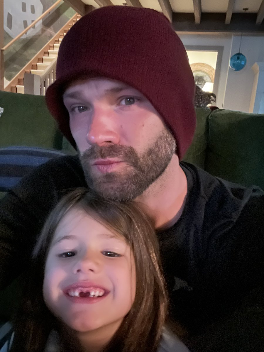 ⠀       
⠀       📱: 𝗥𝗢𝗦𝗜𝗘 🌹        
   ( @SCRLETLAWYER )

  📲: Buenos días 🩵

  📲: Espero que no tengas el móvil con sonido si hoy no trabajas porque no quiero despertarte. Pero ella insistía en pasártela.

📷: imagen