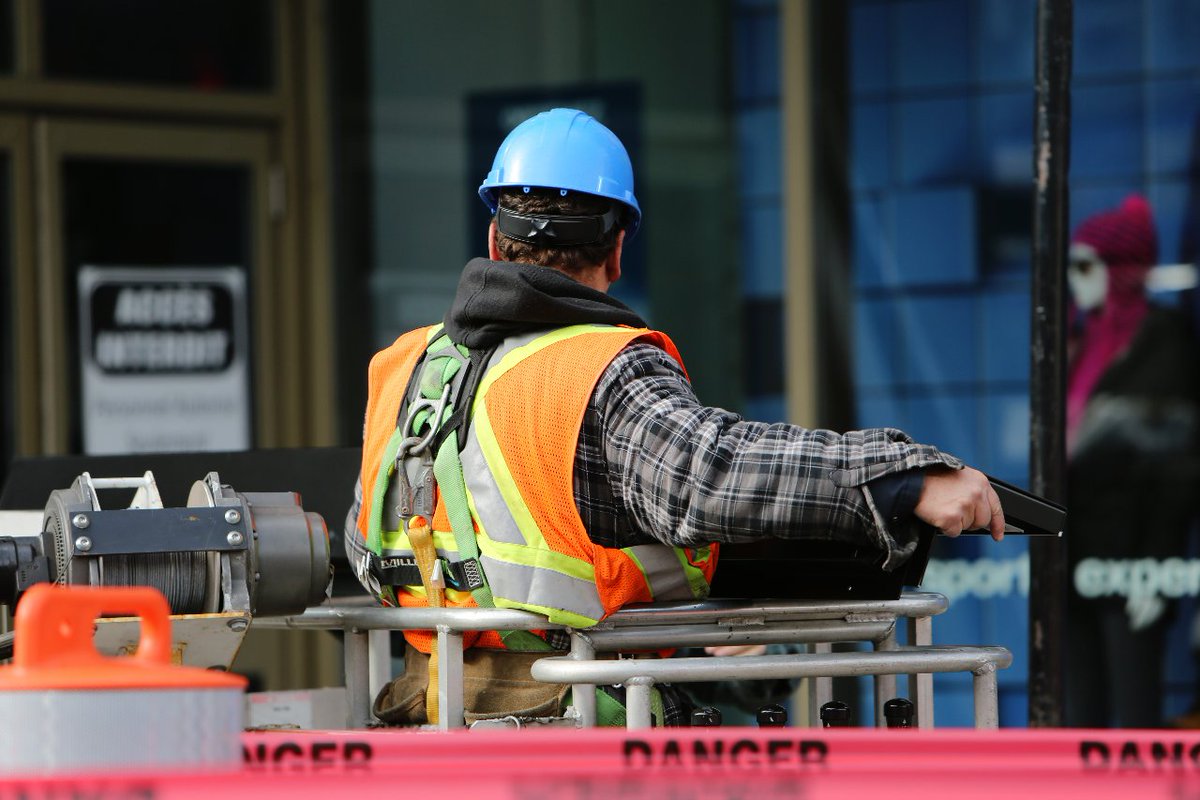 👷🏽‍♀️Hoy es el Día Mundial de la Seguridad y la Salud en el Trabajo y, en #FundaciónHidrógenoAragón, promovemos la seguridad y el bienestar de los trabajadores, formamos al equipo y trabajamos para mantener un ambiente laboral saludable.

#trabajo #salud #WorkplaceSafety