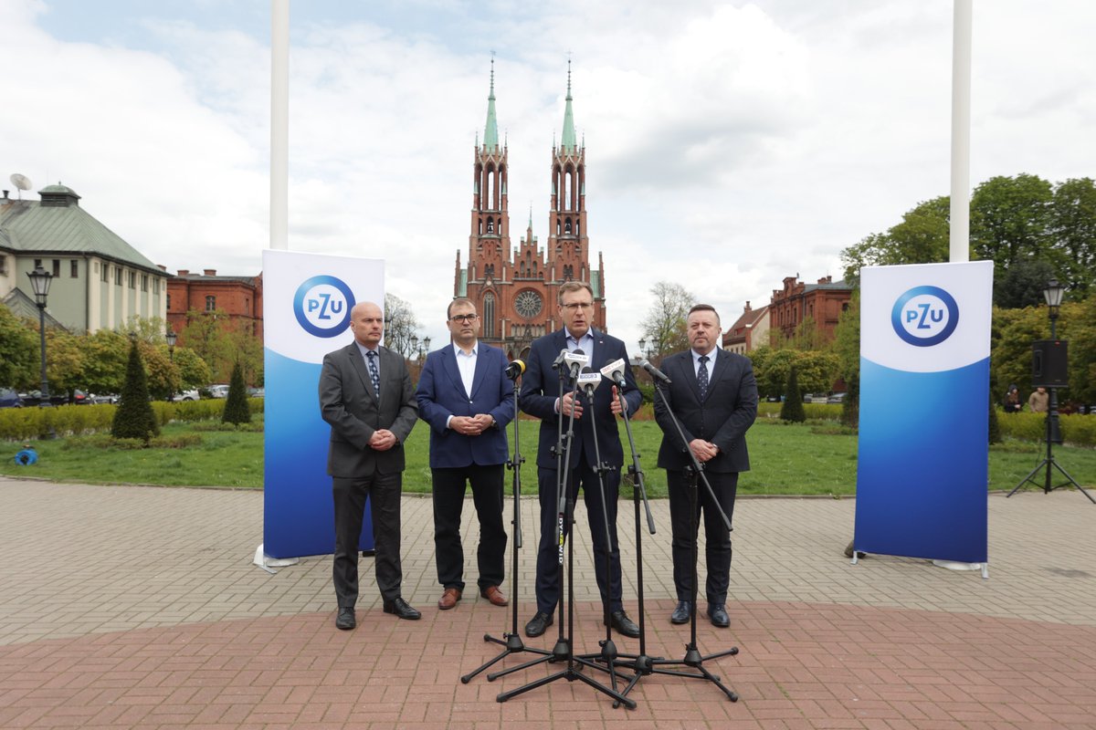 MAPGOVPL's tweet photo. ❗️#SpołecznieWażne 👉#ZdroweŻycie
W weekend Mobilna Strefa Zdrowia zawita do #Żyrardów. Z tej okazji wiceminister @malecki_m i prezes #PZUZdrowie @ACJaworski zachęcali mieszkańców miasta do skorzystania z bezpłatnych badań diagnostycznych i konsultacji lekarskich. https://t.co/5MSyclCZWS