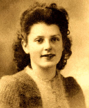 paroles_la's tweet photo. Locminé. Un hôtel plein d'Allemands. Et la fille des gérants qui les combat. Arrêtée le 28 avril 1944, elle est torturée. Mais se tait. Condamnée à mort. Mais se tait. Mise au poteau. Mais se tait. Déportée, elle verra la Victoire et s'éteindra peu après. Annick Pizigot. 21 ans. https://t.co/atKaY4dh6Q