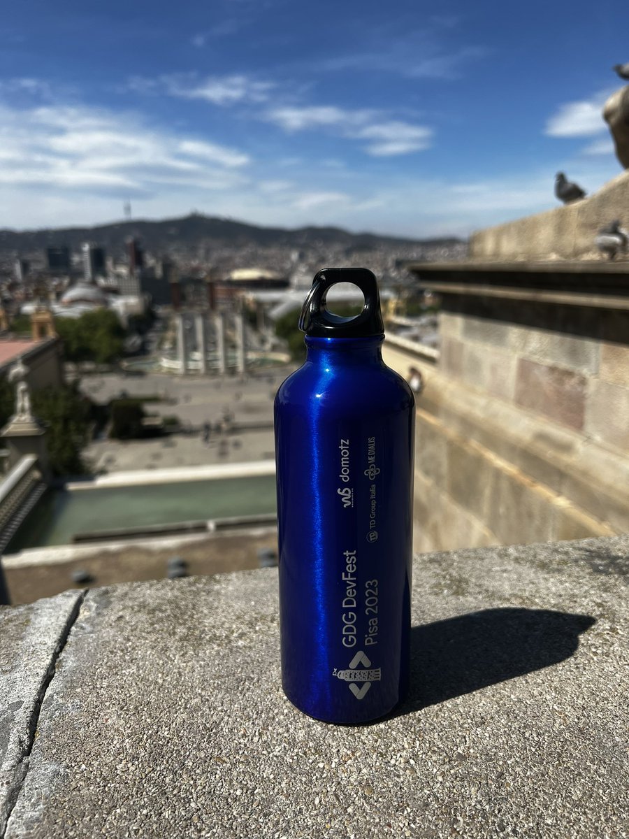 mosquitoman81's tweet photo. Borraccia & @GdgPisa con me a Barcellona! #gdgitalia #devfestpisa @GoogleDevEurope #italy https://t.co/x2ZsgbA6Az