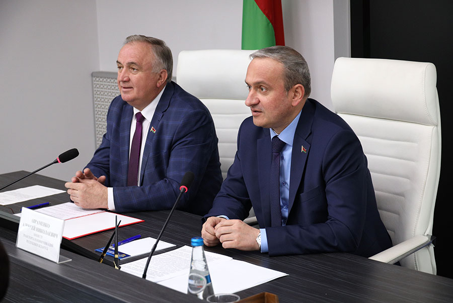 MintransBelarus's tweet photo. Ситуацию в трудовых коллективах транспортной отрасли обсудили в Минтрансе на встрече с активом БелПрофТранса
https://t.co/He756QPQ3N https://t.co/qRYJfChAKh