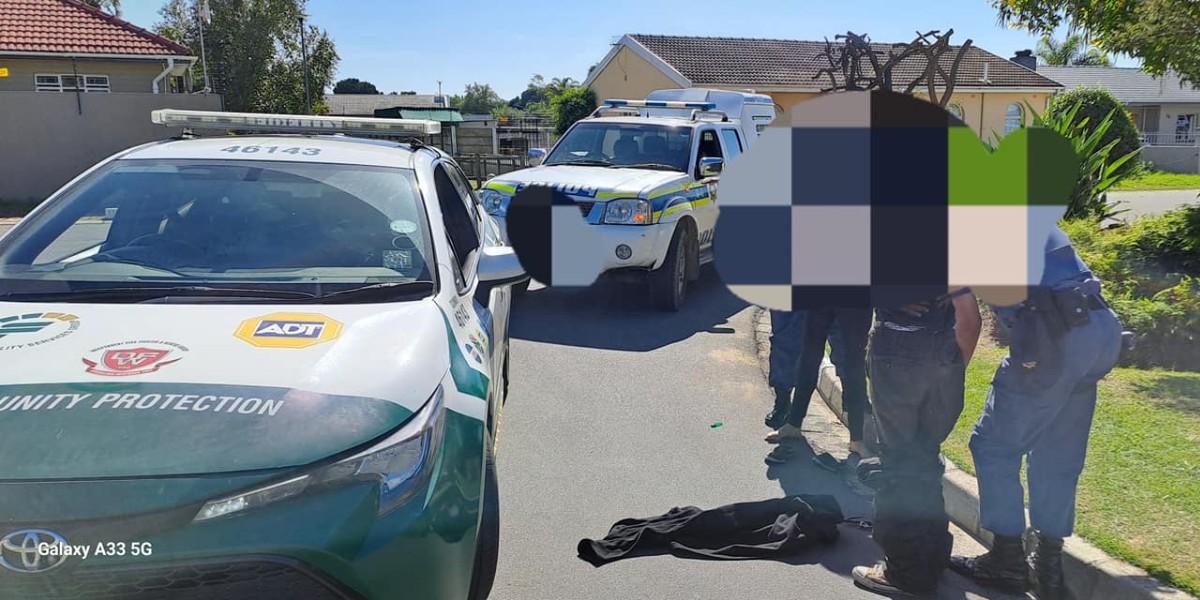 Fidelity_Secure's tweet image. Another dealer off the streets in Paarl. Well done to our local team for acting quickly on information received and alerting SAPS, the suspects were searched, drugs and harmful instruments were found on them.

#FidelityServicesGroup #Paarl #LocalTeam #Arrest #Drugs #FidelityADT