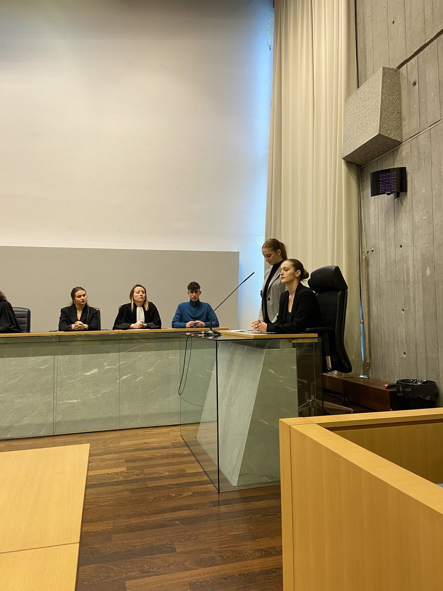 ProcAnnecy's tweet photo. Les étudiants en droit de @ucly au tribunal judiciaire d #annecy pour un ⚖️procès fictif devant une cour composée de magistrats, d’avocats et d’étudiants.
Une défense de choc et une accusation assurée par les étudiants.
Avec @avocatsannecy https://t.co/b9aGpzulTy