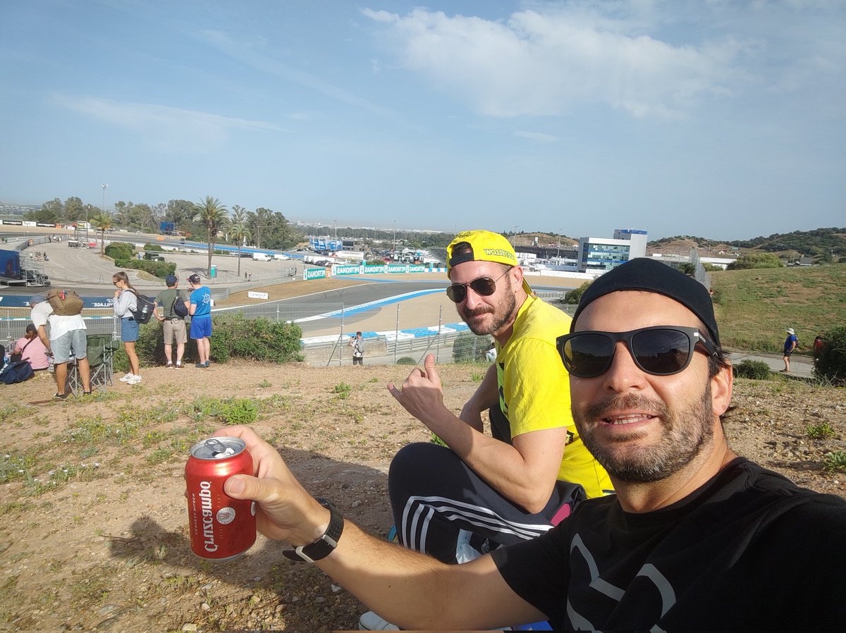 Ivibiker86's tweet photo. @circuitodejerez Ahora sí! Este es nuestro careto! Que café carajo! Que no falte la birra!! Buen finde hermanos! https://t.co/8hXr2y4plF