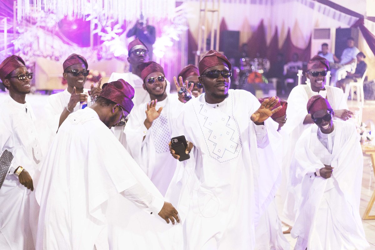 Dphotograbber's tweet photo. What if I told you, these photos on this thread were from a fake own wedding organised by the faculty of engineering, university of Lagos @_ulesofficial to conclude their final year week festival.
Photographer : @dphotograbber
#ules #TR3 #wedding #lagos #Engineering #unilag https://t.co/kOKm1WPnjS