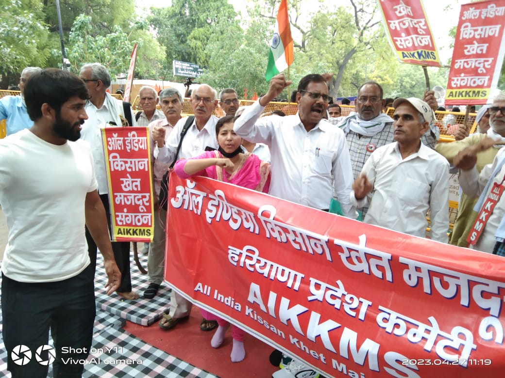PrasadKVelayud1's tweet photo. #AIKKMS In solidarity with women #Wrestlers fighting against sexual harassment at Delhi.All India Kisan Khet Majdoor Sangathan, AIKKMS is politically aligned with @SUCICommunist party. #IStandWithMyChampions #IStandWithWrestlers #WrestlersProtest.LINK👇👇
https://t.co/Js6LHiRkzL https://t.co/ACXiVFQPxL
