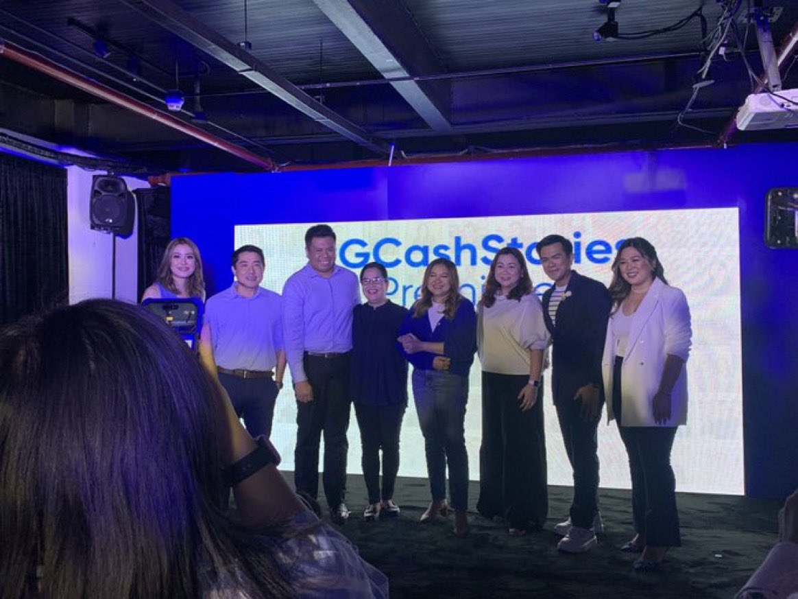 GCash officials pose for a photo opportunity with panelists Jadaone, ate Alma, and Ateneo alumnus John. | via @elandole