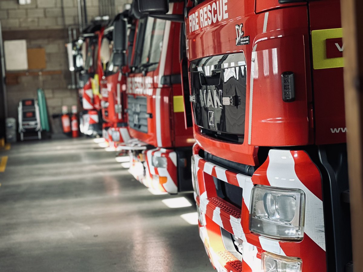 gazza_2393's tweet image. When they all line up it looks so pretty 😀 #work #fireengine #lovemyjob #photos #emergencyservices #fireservice