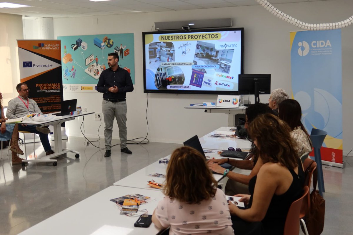 CIDA_gva's tweet photo. 🚀2ª dia #WorkCafeCV ☕️en @cipfpvalledelda. Experiències en centres de @GVAeducacio
✅Projectes en @IESLaTorreta,Vicente Ferrandiz
✅Projecte Lara de @iesse_r,@aitormedrano i José Robledano
✅Aliments amb Microalgues @cipfpvalledelda, Ana B. Véliz i Marta Leralta
#FPValenciana https://t.co/Hv8SnpUcRs