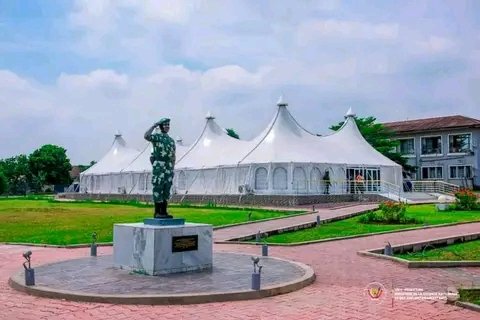 CostatainK's tweet photo. #RDCongo le Vice premier ministre et le ministre de la défense Nationale et anciens combattants #jean_pierre_Bemba a inauguré le chapiteau de l'état major
@bembajp
#RDC2023 
#Politique 
#FARDC https://t.co/pioAMdvIo7