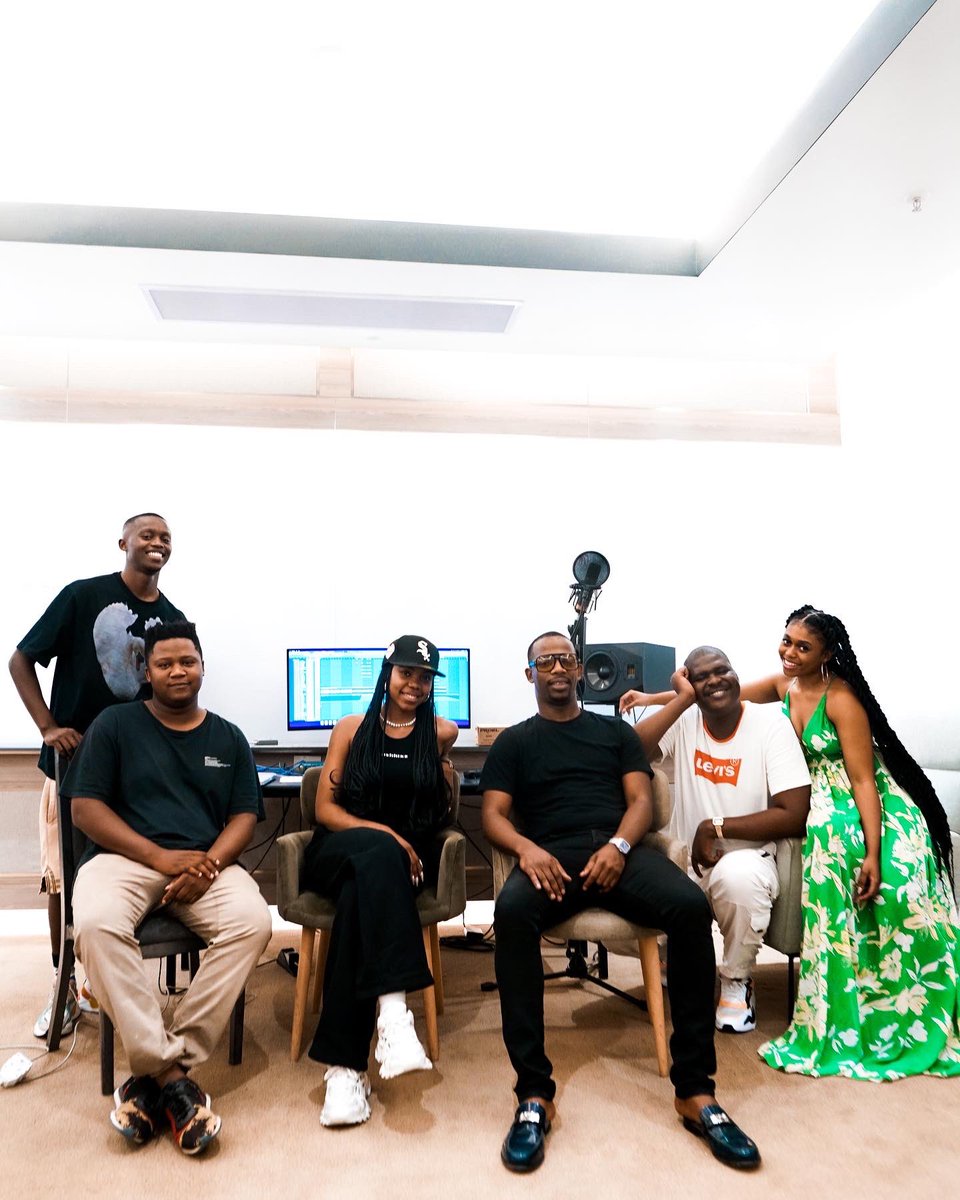 Life’s good and I’m feeling amazing!

In Studio mode at The Palace, making music with true artists is effortless, and therapeutic. 

Working on my last album and I couldn’t be happier, thank you! #albummodeactivated 

📸: @blaq_smith