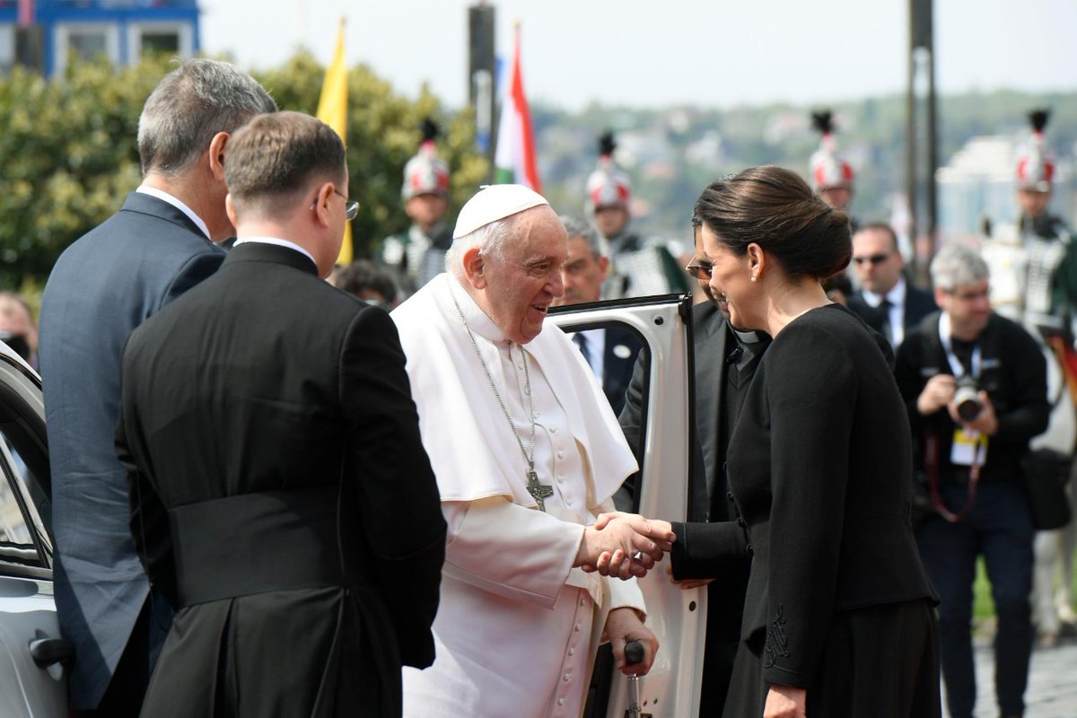 VaticanNewsVi's tweet photo. Đức Thánh Cha Phanxicô tiếp kiến riêng với Tổng thống Hungary Katalin Novák tại Dinh Sándor.
#tongduhungary https://t.co/2t4CgKo7ax