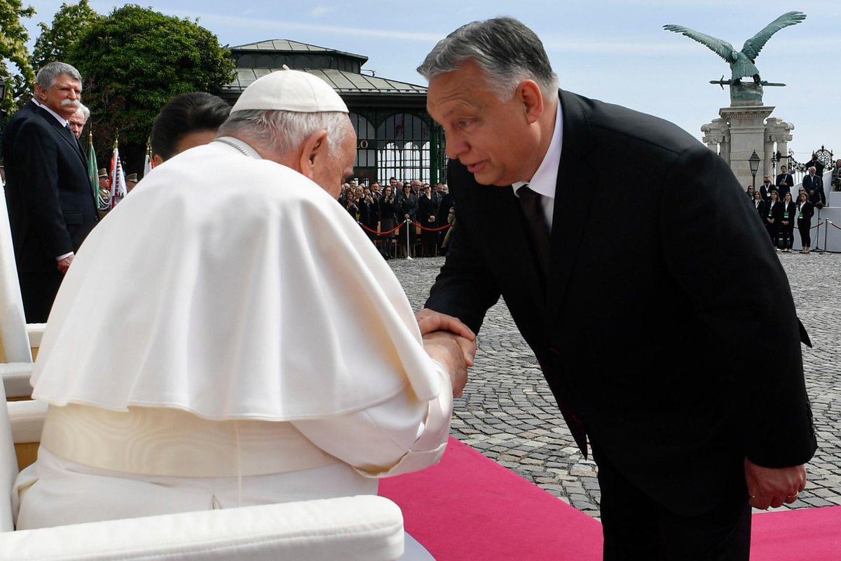 VaticanNewsVi's tweet photo. Đức Thánh Cha Phanxicô tiếp kiến riêng với Tổng thống Hungary Katalin Novák tại Dinh Sándor.
#tongduhungary https://t.co/2t4CgKo7ax